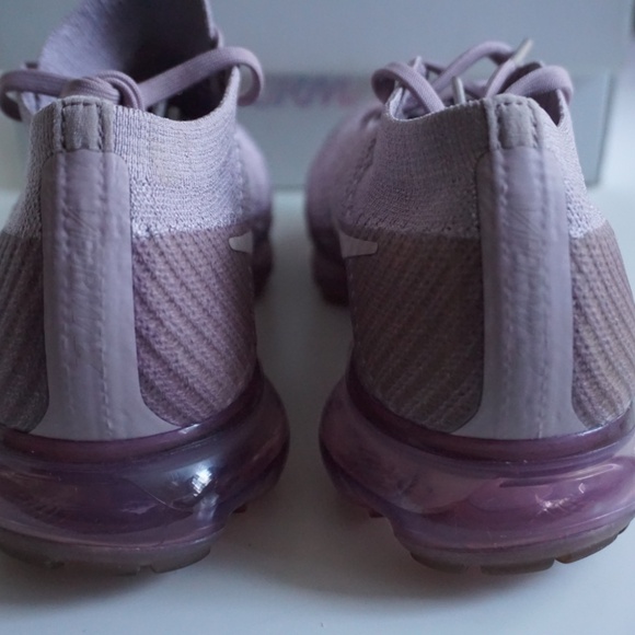 NIKE | WOMEN'S NIKE AIR VAPORMAX FLYNIT - Picture 7 of 11